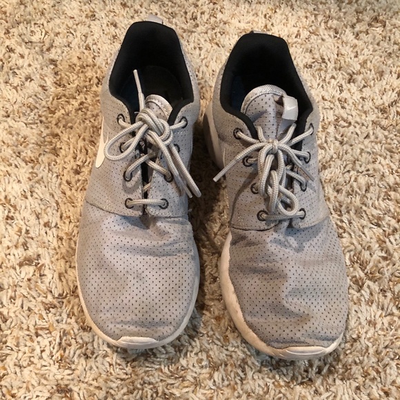 Grey Nike tennis shoes- Roshe - Picture 1 of 2